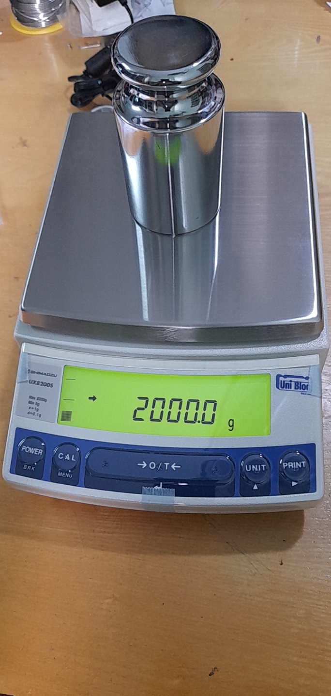 Cân điện tử UX-8200S Shimadzu.